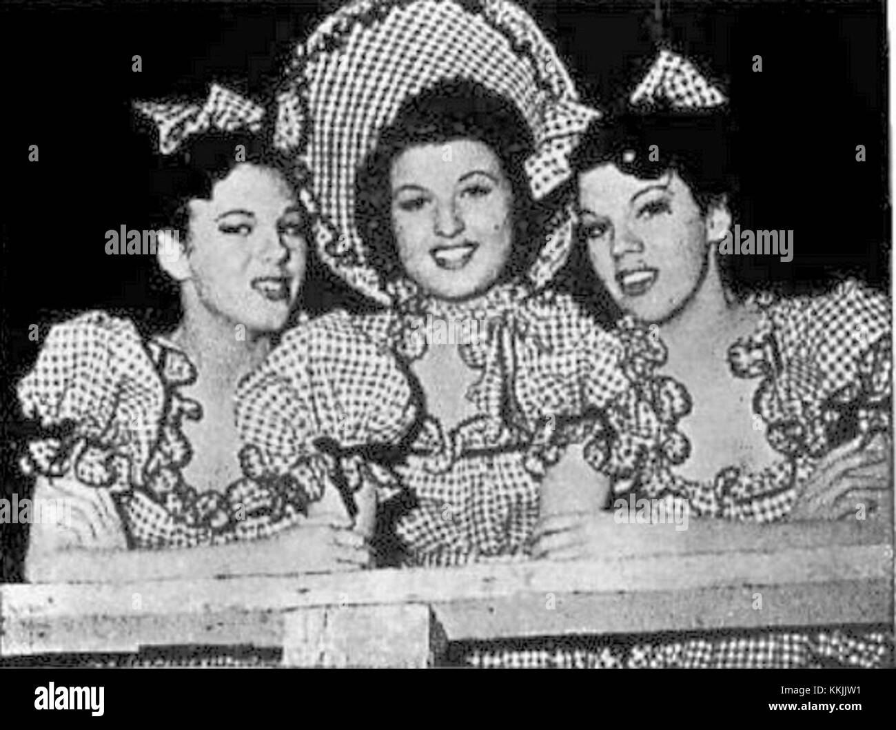 Eine Vintage-Werbetafel für die Dinning Sisters, die ihre musikalische Leistung und ihr Branding zeigt. Stockfoto
