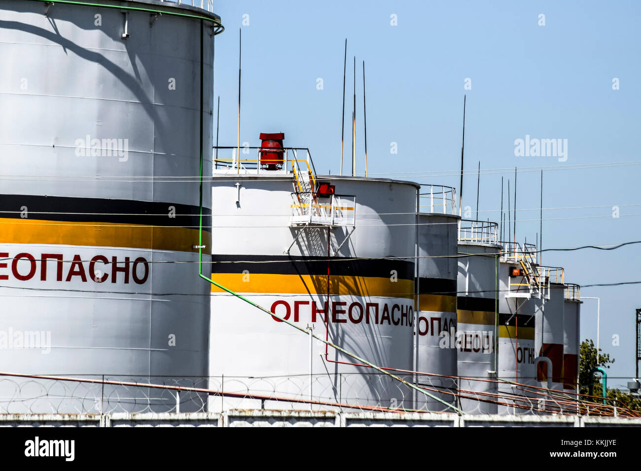 Industrial Zone, troitskaya Dorf, Russland - August 9, 2015: Tank der vertikalen Stahl. Kapazitäten für die Lagerung von Öl, Benzin, Kerosin und Diesel ein Stockfoto