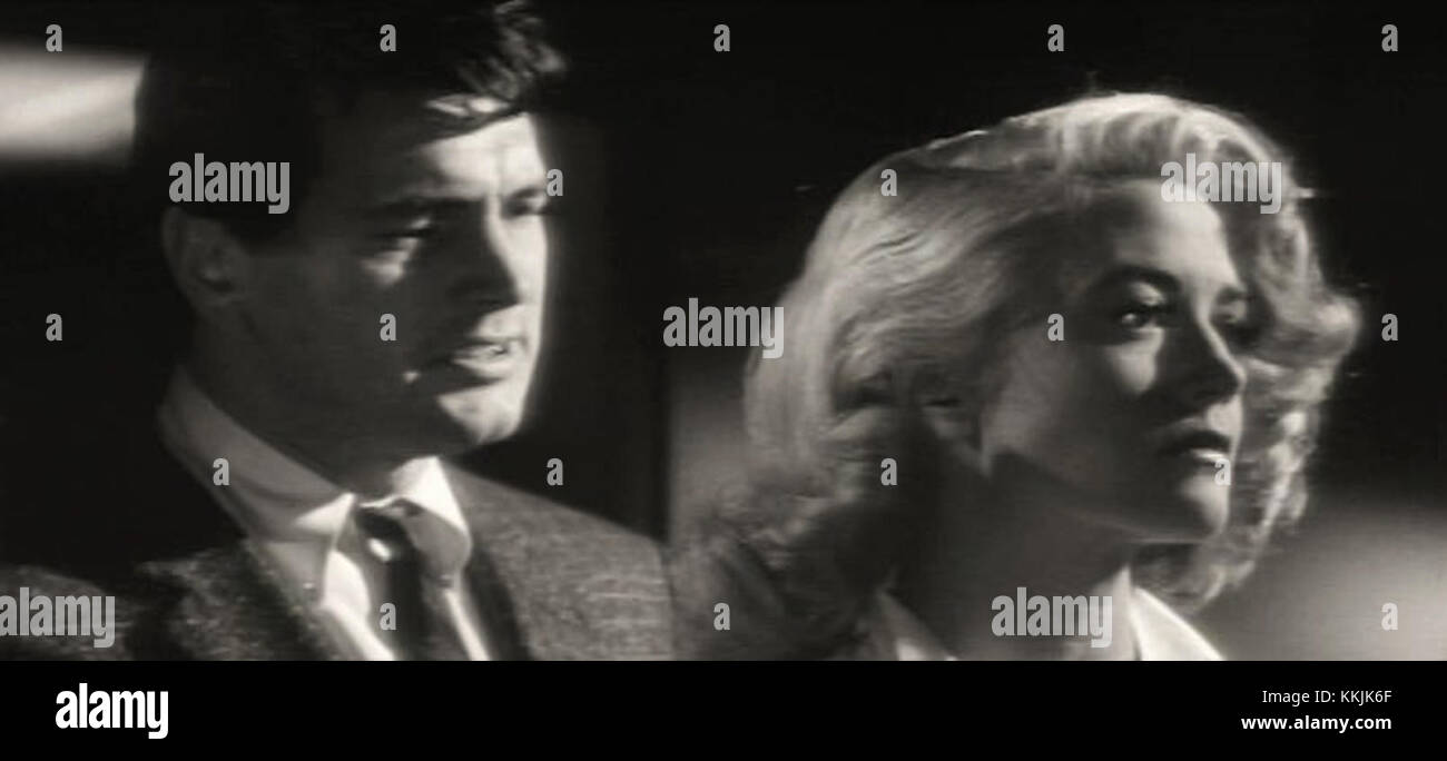 Der Trailer zu dem Film *The Tarnished Angels* aus dem Jahr 1958 bietet einen Einblick in das Genre Noir mit Themen der Tragödie und komplexen Charakteren vor dem Hintergrund der 1950er Jahre. Der Film erforscht das Leben von Einzelpersonen, die in turbulenten Umständen gefangen sind. Stockfoto