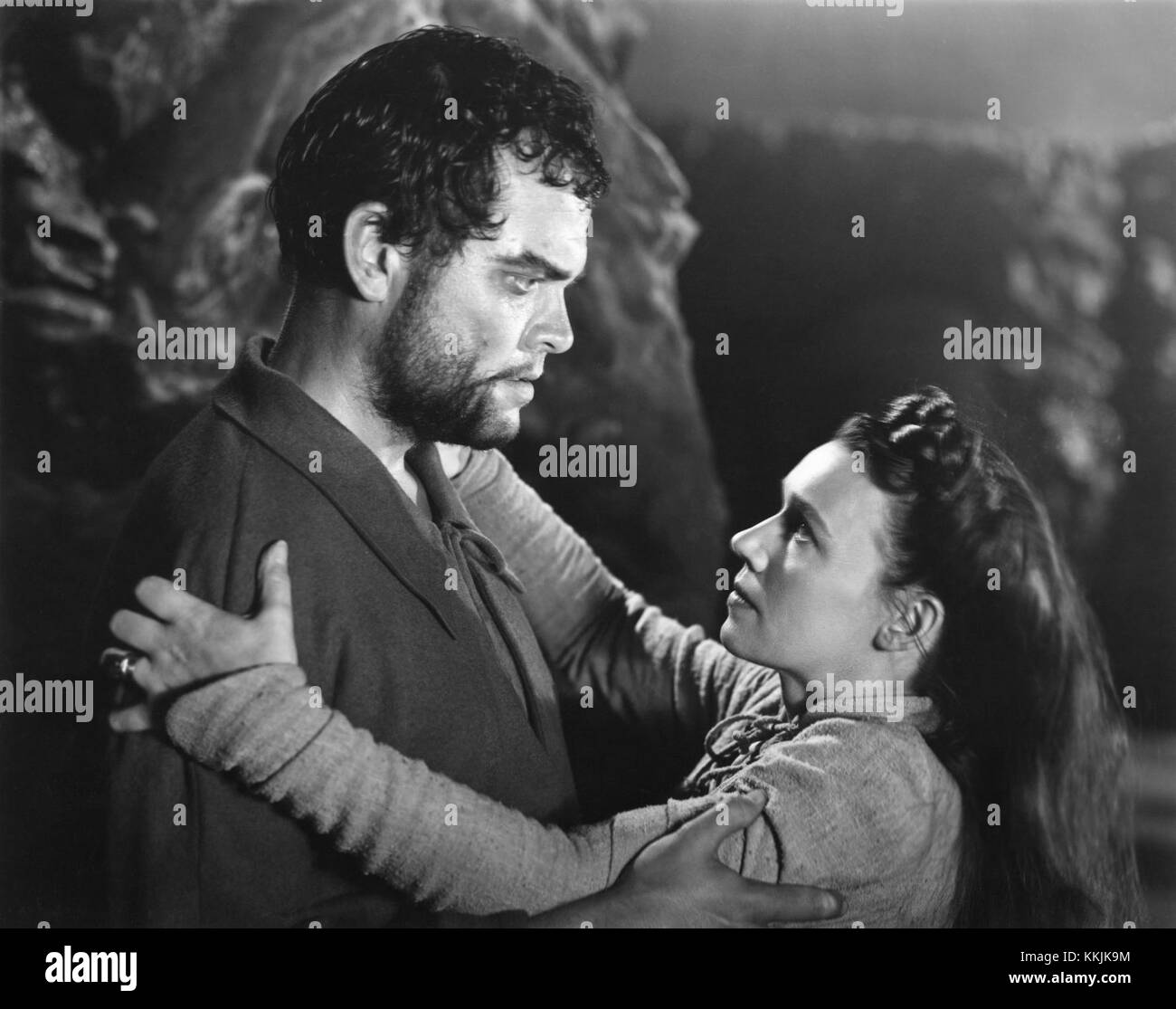Orson Welles’ Darstellung von Macbeth, eine Rolle, die er 1948 für seine Verfilmung von Shakespeares Tragödie übernahm, bringt der Figur eine tiefe psychologische Intensität. Welles’ Performance fängt in dieser ikonischen Shakespeare-Adaption den Ehrgeiz, die Schuld und den Untergang des schottischen Königs ein. Stockfoto