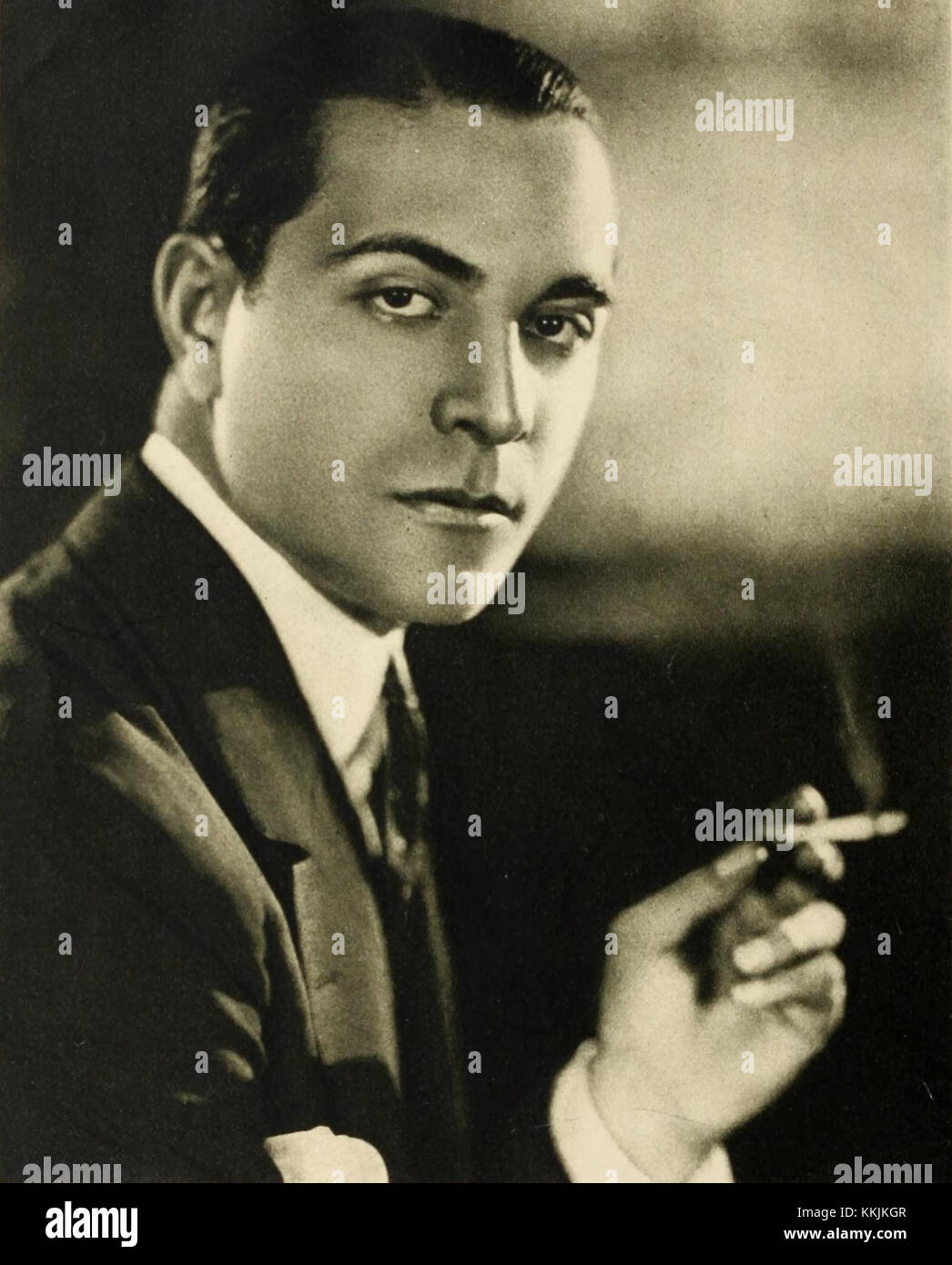 Ricardo Cortez, ein bekannter Schauspieler aus Hollywoods goldenem Zeitalter, ist in „Stars of the Photoplay“ zu sehen, einer Sammlung, die die berühmtesten Stars des frühen Kinos feiert. Cortez war bekannt für seinen Charme und seine bedeutenden Rollen in den 1920er und 1930er Jahren Stockfoto
