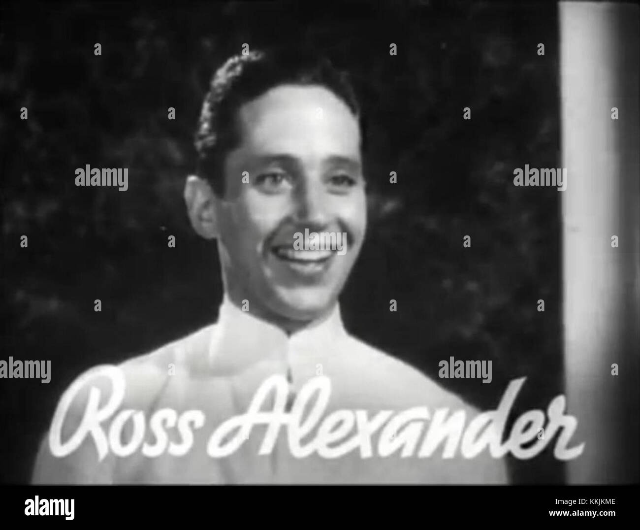 Ross Alexander spielte 1935 die Hauptrolle in dem Film *Shipmates Forever*, in dem er eine Schlüsselrolle spielte. Der Trailer zu dem Film beleuchtet seine Leistung und die Darstellung des amerikanischen Marinelebens während des frühen 20. Jahrhunderts. Stockfoto