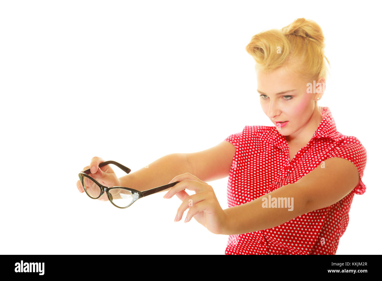 Augenheilkunde, Sehstörungen, stilvolle Brillen Konzept. blond Pin-up-Girl das Tragen der roten shirt Holding schwarz Retro Gläser. Studio shot isoliert Stockfoto