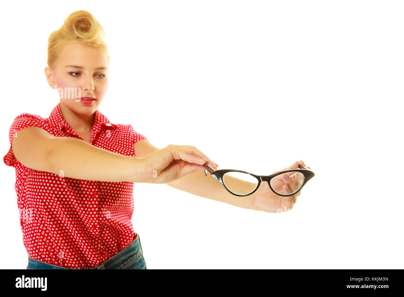 Augenheilkunde, Sehstörungen, stilvolle Brillen Konzept. blond Pin-up-Girl das Tragen der roten shirt Holding schwarz Retro Gläser. Studio shot isoliert Stockfoto