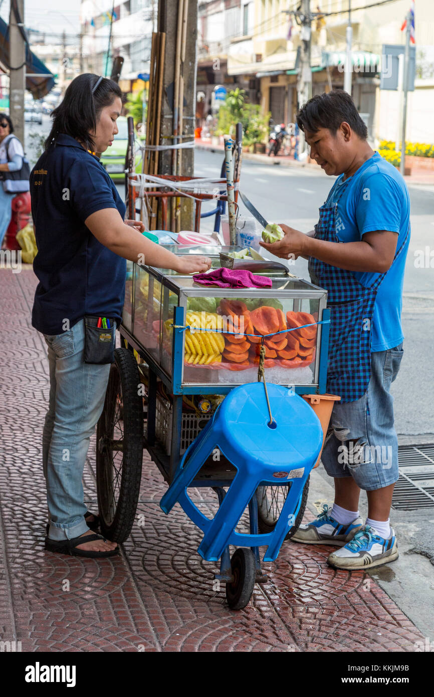 Bangkok, Thailand. Straßenseite Obst Stand: Papayas, Ananas, Äpfel. Stockfoto