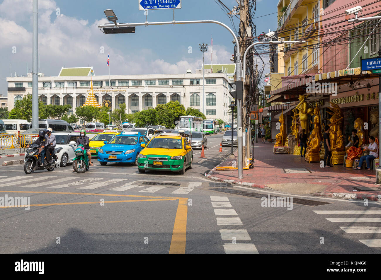 Bangkok, Thailand. Verkehr; Buddha Statuen zum Verkauf. Stockfoto