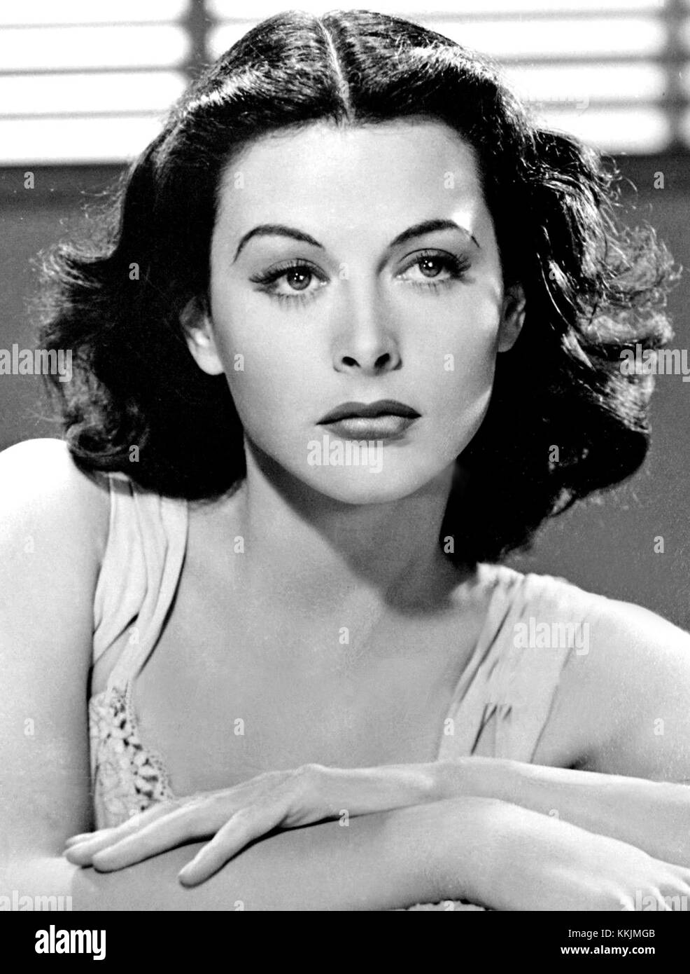 Hedy Lamarr war eine berühmte Schauspielerin und Erfinderin, die für ihre Beiträge zu Technologie und Film bekannt war. Dieses Bild aus dem Jahr 1940 zeigt sie als eine der berühmtesten Stars Hollywoods während des Goldenen Zeitalters des Kinos. Stockfoto