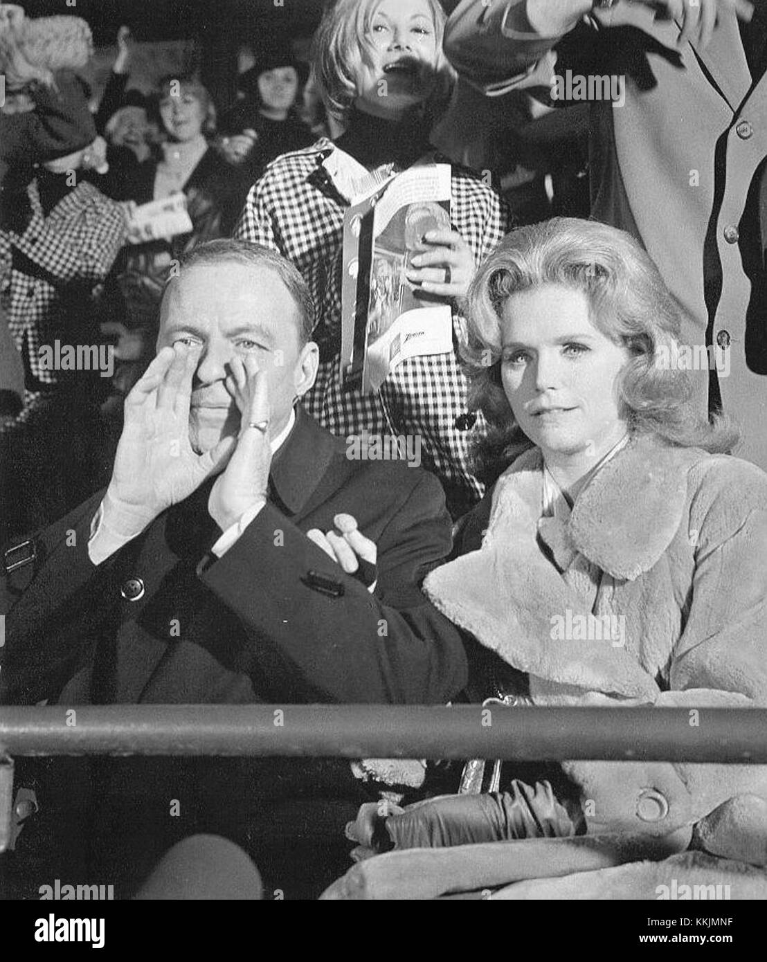 In The Detective (1968) werden Frank Sinatra und Lee Remick in einem Kriminaldrama dargestellt. Der Film folgt einem Detektiv, der einen komplexen Fall untersucht und Sinatras ikonische Performance zeigt. Stockfoto