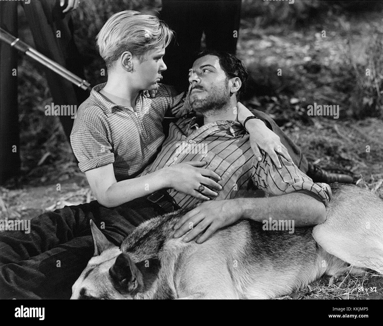 Dieses Bild zeigt die Schauspieler Tough Guy Cooper und Albert Calleia in einer dramatischen Szene, wahrscheinlich aus einem Film aus den 1930er oder 1940er Jahren. Die Schauspieler waren bekannt für ihre Rollen in Action- und Kriminalgenres, die oft harte Charaktere in Noir- und Gangsterfilmen spielten. Stockfoto