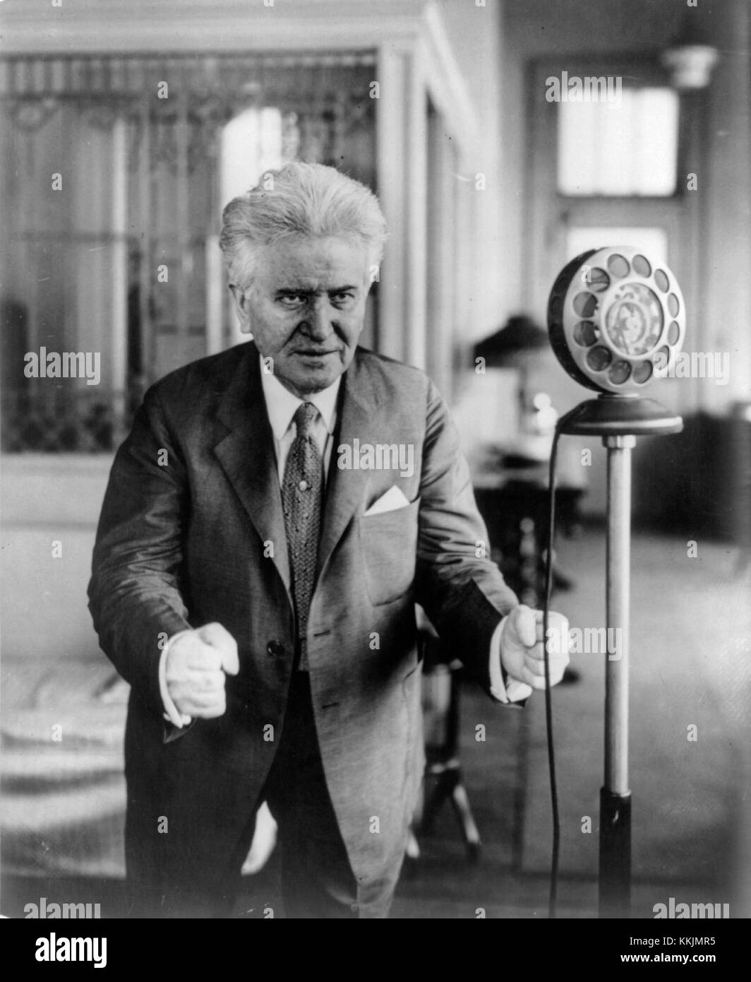 Ein historisches Bild von Robert M. La Follette Sr., einem prominenten amerikanischen Politiker, der eine Rede hält, in der er seine Beiträge zur amerikanischen politischen Geschichte und sein Eintreten für progressive Reformen repräsentiert. Stockfoto