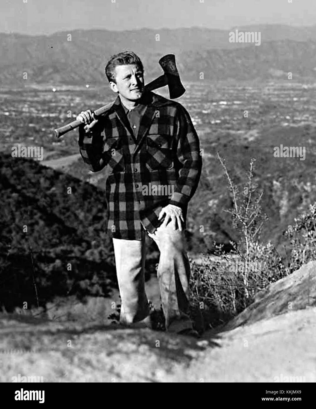 Kirk Douglas, der berühmte amerikanische Schauspieler, ist auf diesem Foto aus dem Jahr 1950 zu sehen und zeigt seine frühe Karriere. Bekannt für seine Rollen in ikonischen Filmen, wurde Douglas zu einer Hollywood-Legende und hinterließ mit seinen dynamischen Darbietungen und seiner Vielseitigkeit einen nachhaltigen Einfluss auf das Kino. Stockfoto