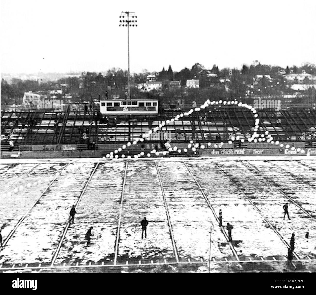 1971 wurden die Coffield-Stände als Besuchersitze im ASD-Stadion umgenutzt. Diese Anordnung spiegelt die praktische Verwendung bestehender Strukturen bei der Stadiongestaltung während dieser Zeit wider. Stockfoto
