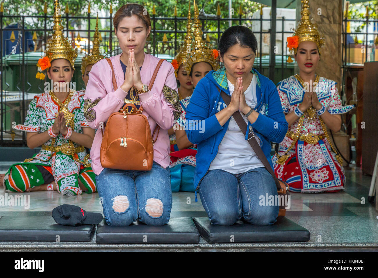 Bangkok, Thailand. Erawan Schrein. Geber Beten, während Tänzer tanzen wie ein Segen. Stockfoto