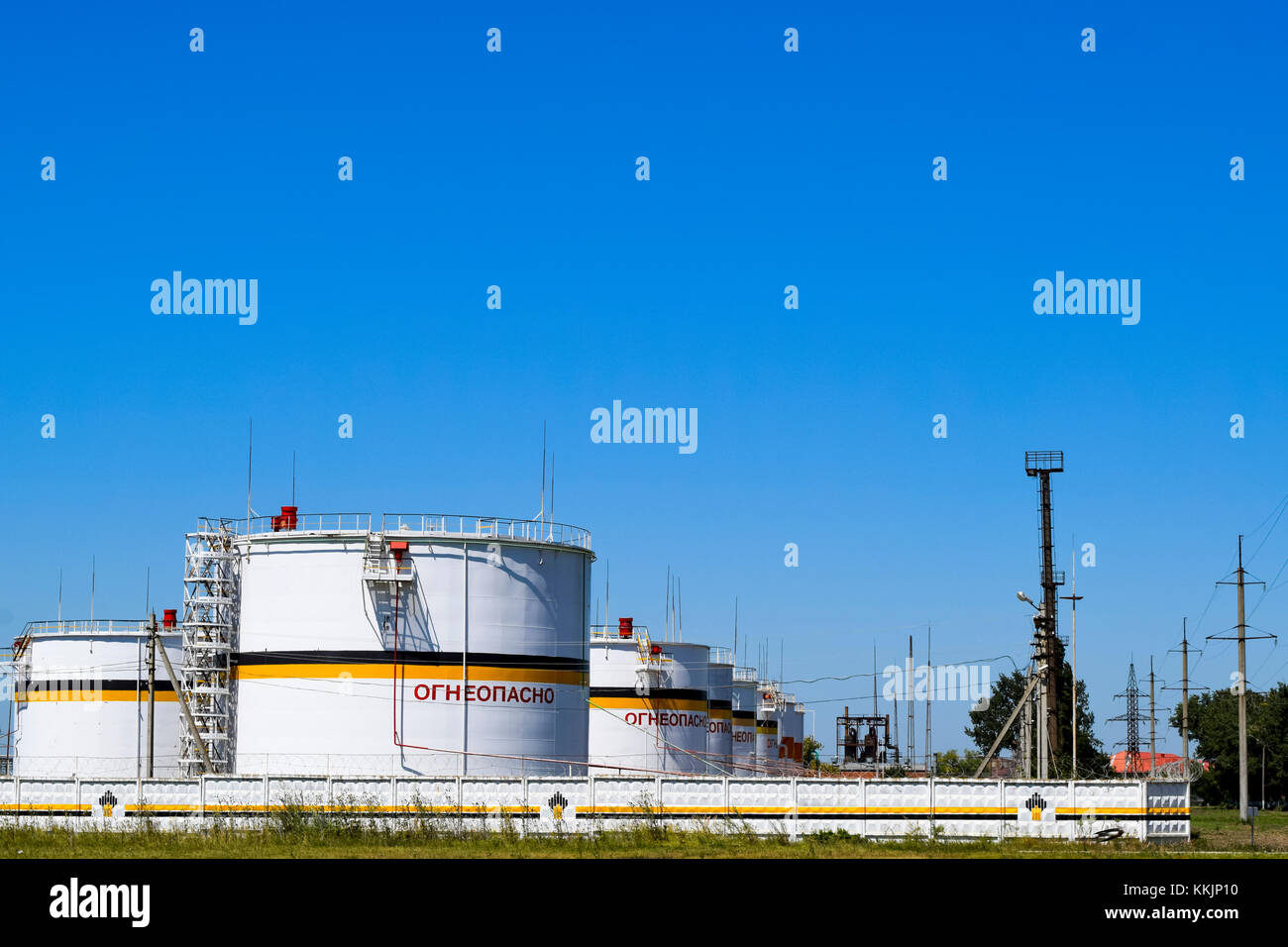 Industrial Zone, troitskaya Dorf, Russland - August 9, 2015: Tank der vertikalen Stahl. Kapazitäten für die Lagerung von Öl, Benzin, Kerosin und Diesel ein Stockfoto