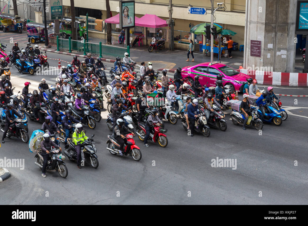 Bangkok, Thailand. Motorräder an der Kreuzung von der Erawan Schrein. Stockfoto