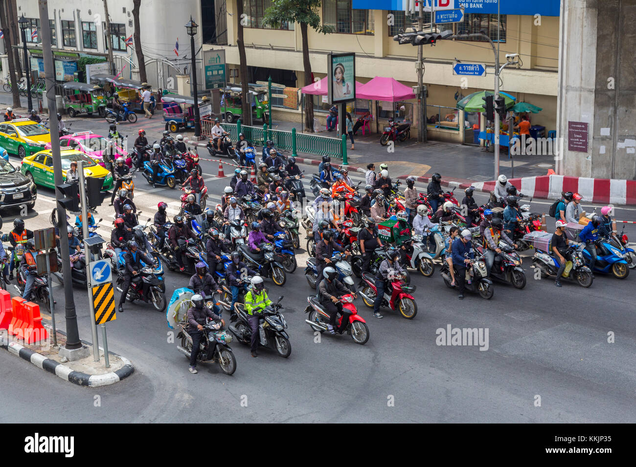 Bangkok, Thailand. Motorräder an der Kreuzung von der Erawan Schrein. Stockfoto