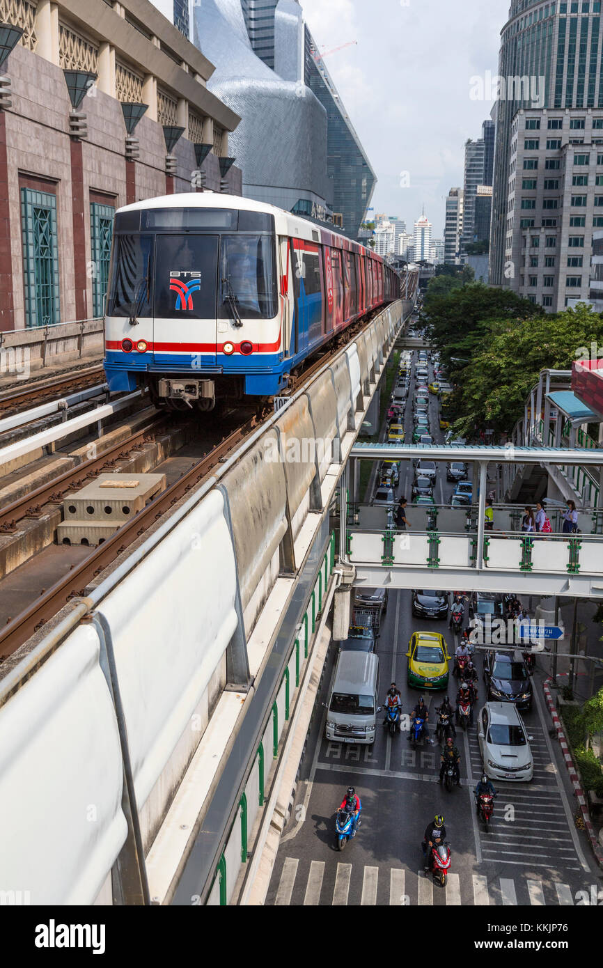 Bangkok, Thailand. Skytrain Station nähern, Vehicular Straße unten. Stockfoto