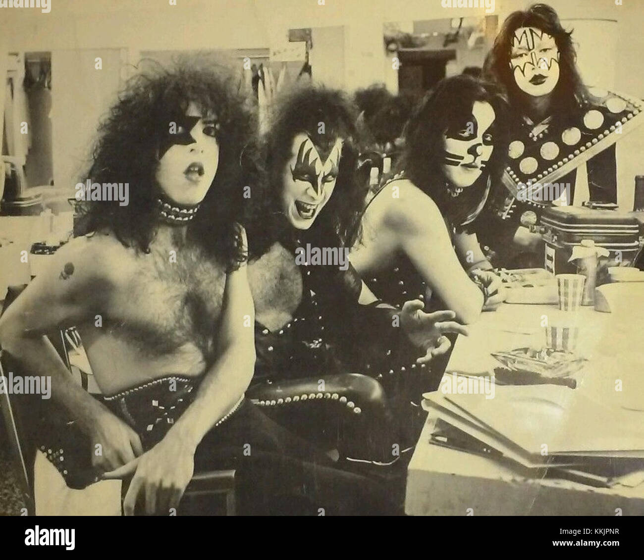Dieses Bild zeigt wahrscheinlich die Rockband Kiss während eines Backstage-Moments im Jahr 1975, einem entscheidenden Jahr in ihrem Aufstieg zum Star, und fängt ihren ikonischen Look und Einfluss in der Musikindustrie ein. Stockfoto
