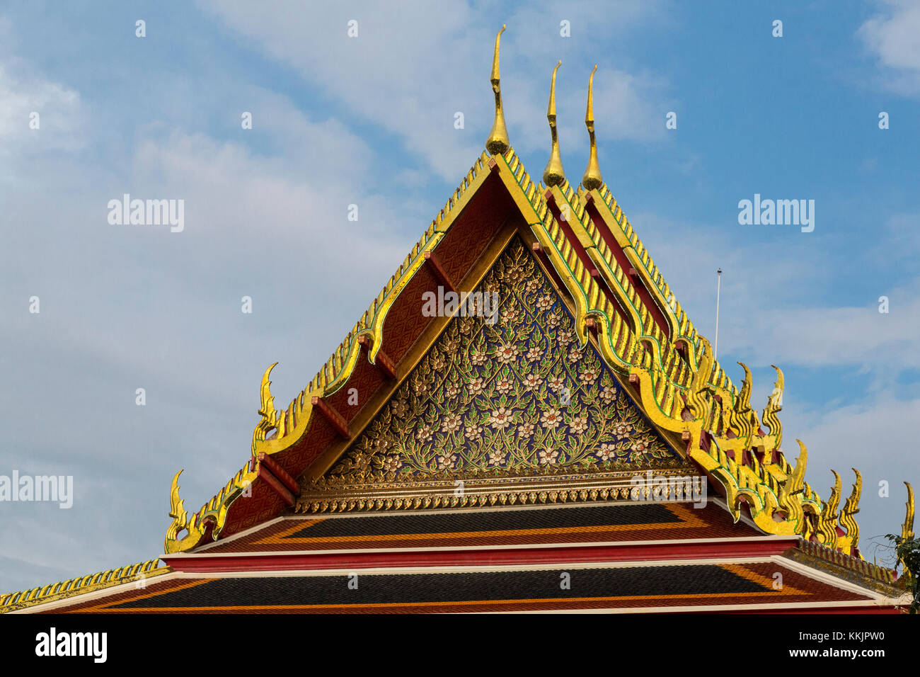 Bangkok, Thailand. Architektonisches Detail (chofa, Curling, wies Erweiterungen an jedem Ende, dass die garuda, das Fahrzeug von Vishnu) auf der dar Stockfoto