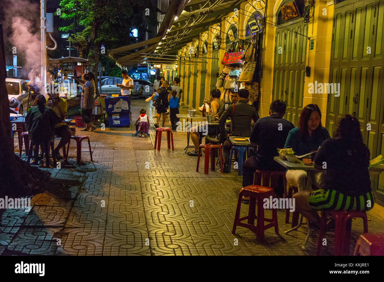Bangkok, Thailand. Bis spät in die Nacht Diners in Bürgersteig Restaurant gegenüber Wat Pho Tempel Compound. Stockfoto