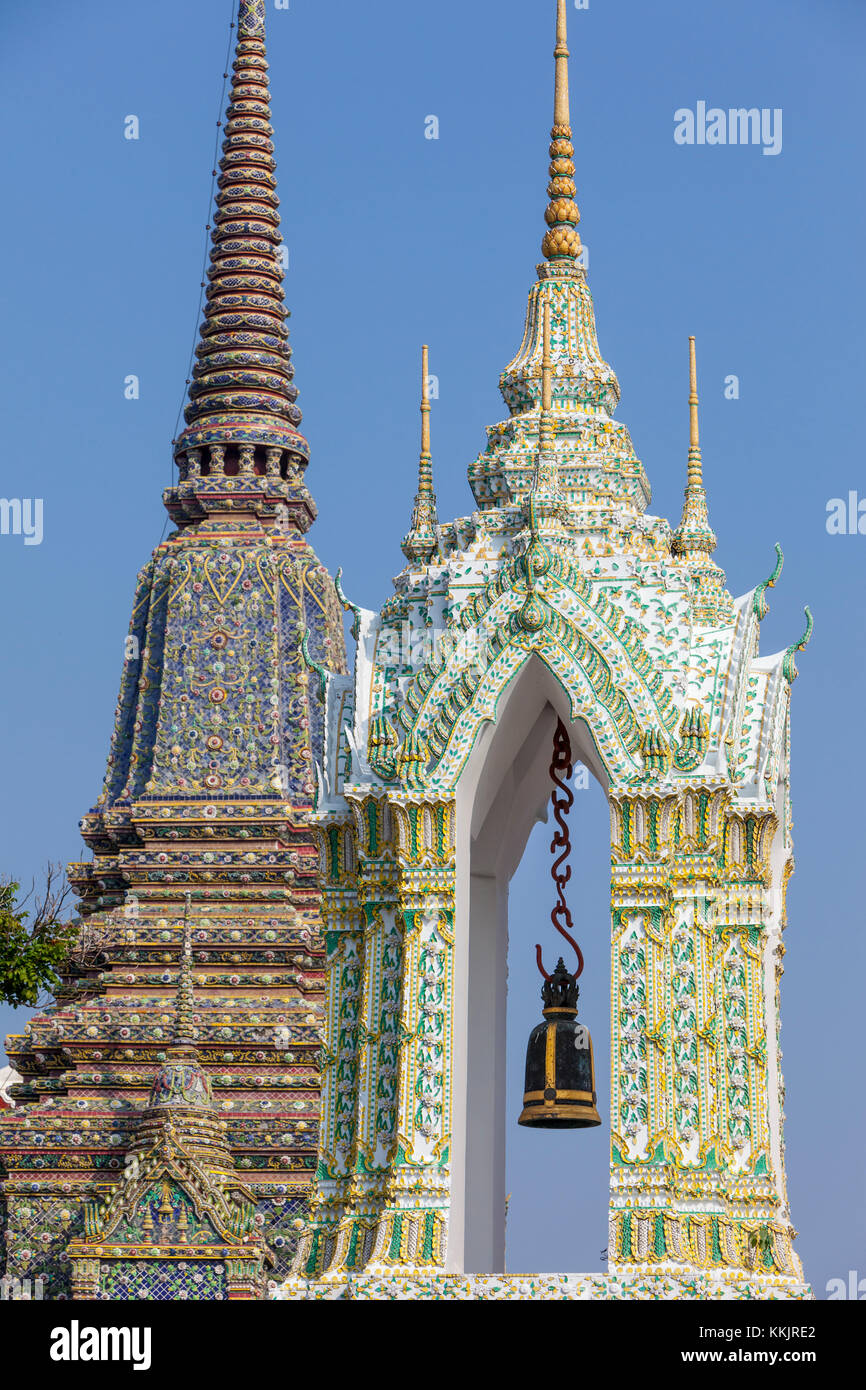 Bangkok, Thailand. Glockenturm im Wat Pho Compound, Phra Maha Chedi von König Rama IV. im Hintergrund. Stockfoto