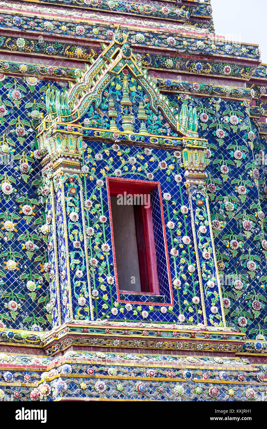Bangkok, Thailand. Keramische Dekoration auf der Phra Maha Chedi von König Rama IV., im Wat Pho mit dem Liegenden Buddha. Stockfoto
