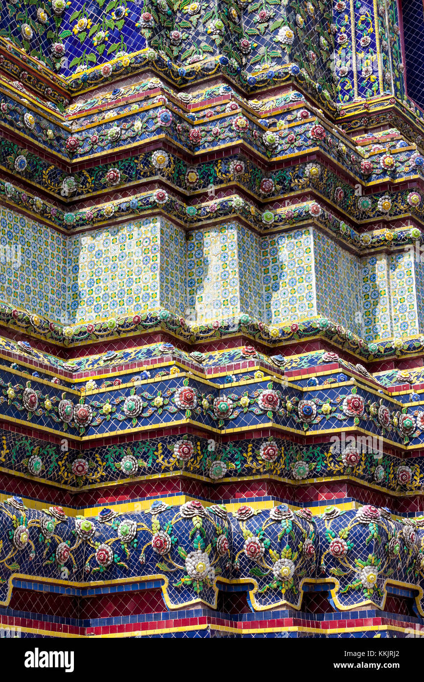 Bangkok, Thailand. Keramische Dekoration auf der Phra Maha Chedi von König Rama IV., im Wat Pho mit dem Liegenden Buddha. Stockfoto