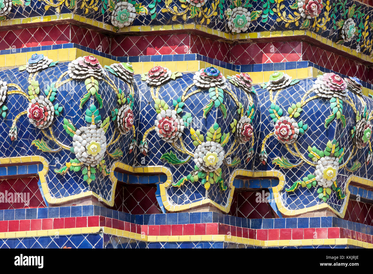 Bangkok, Thailand. Keramische Dekoration auf der Phra Maha Chedi von König Rama IV., im Wat Pho mit dem Liegenden Buddha. Stockfoto