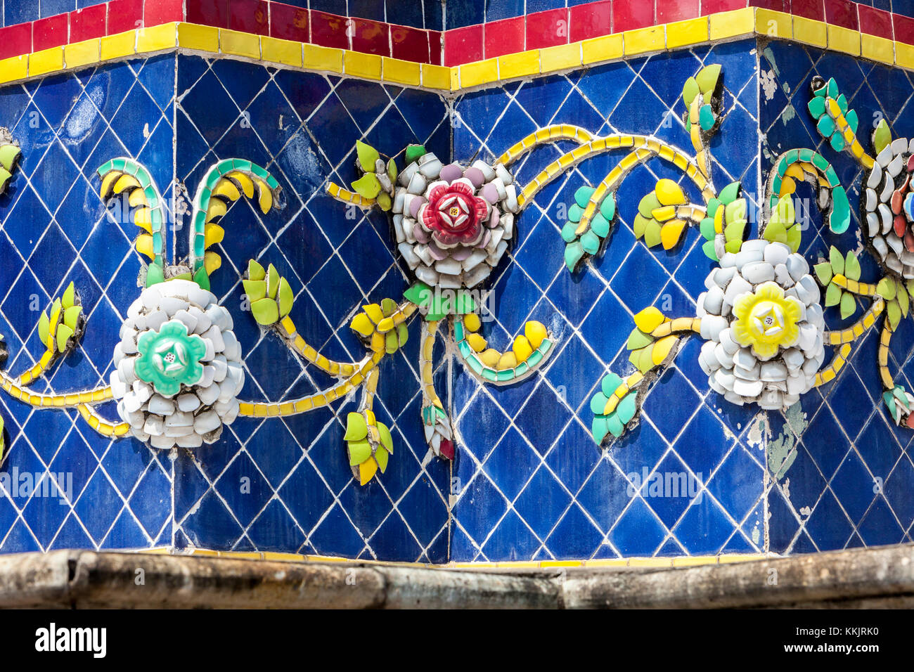 Bangkok, Thailand. Keramische Dekoration auf der Phra Maha Chedi von König Rama IV., im Wat Pho mit dem Liegenden Buddha. Stockfoto