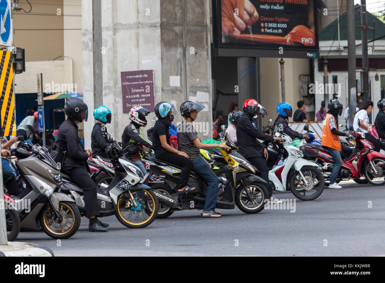 Bangkok, Thailand. Motorräder an der Kreuzung von der Erawan Schrein. Stockfoto