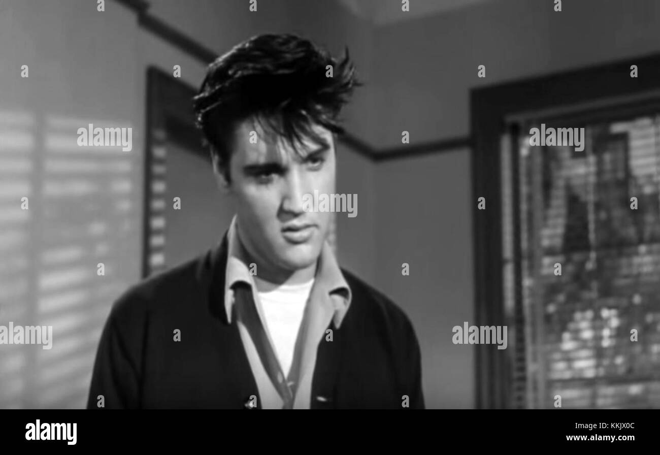Elvis Presley spielt 1958 in dem Film King Creole, in dem er einen beunruhigten jungen Mann spielt, der Liebe, Verbrechen und Familie navigiert. Der Film markierte einen bedeutenden Punkt in seiner Schauspielkarriere und seinen kulturellen Einfluss in den 1950er Jahren Stockfoto