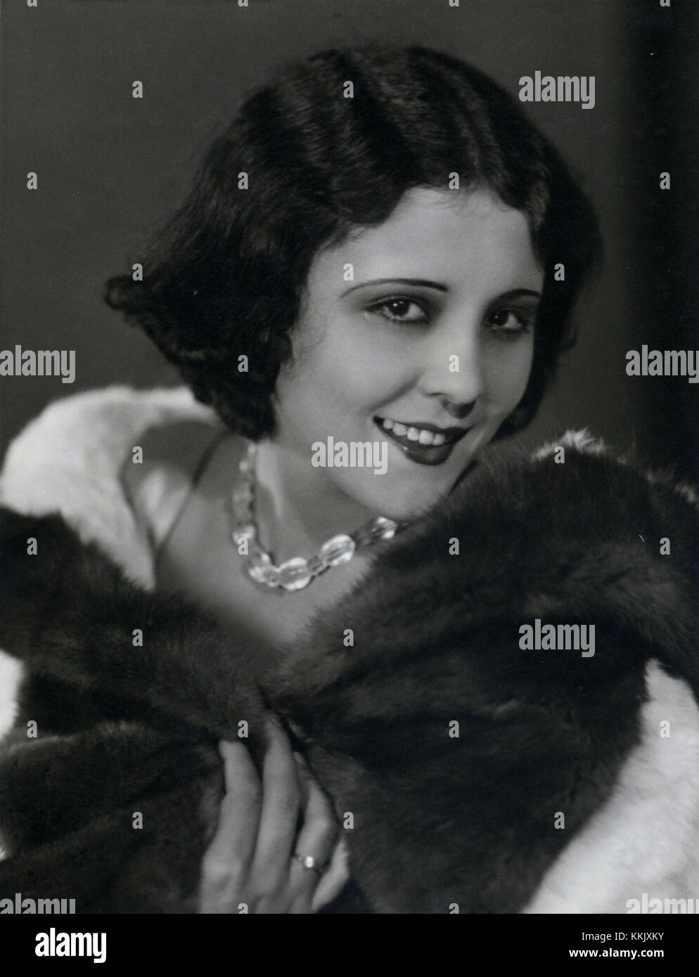 Ein Standbild von Raquel Torres, einer Schauspielerin, die in den 1930er Jahren für ihre Rollen in Filmen bekannt war, aufgenommen in einem Vintage-Filmrahmen. Stockfoto