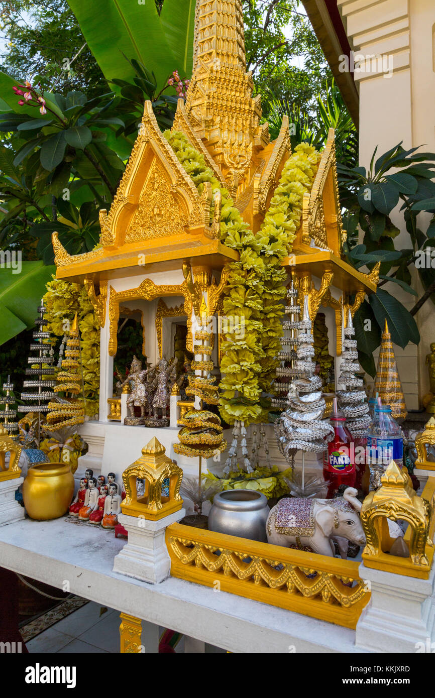 Bangkok, Thailand. Ein San Phra Phum, Thai Geist Haus des Geistes, der das Land, auf dem ein Haus oder andere Gebäude errichtet wird. Stockfoto