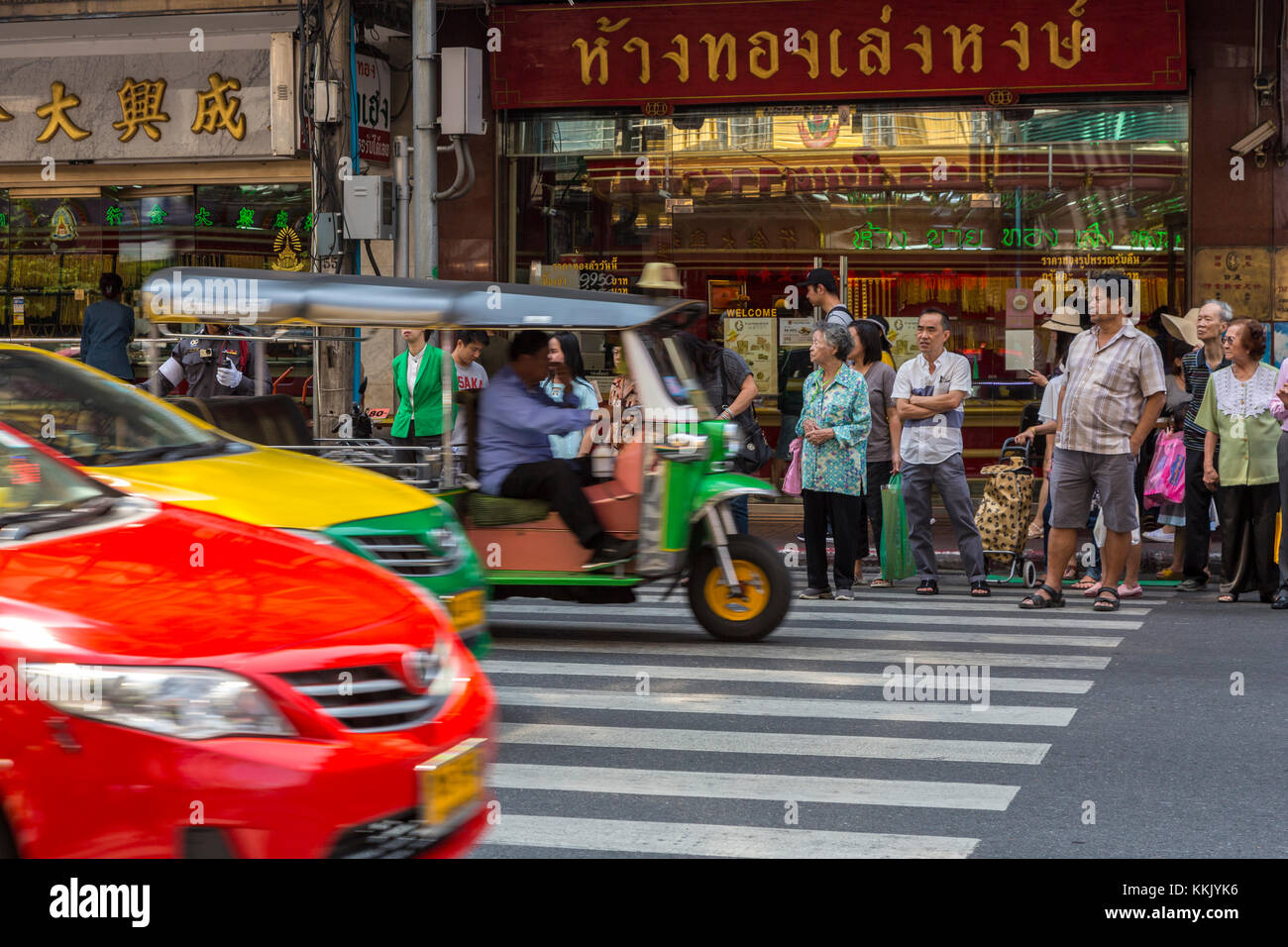 Bangkok, Thailand. Fußgänger an Zebrastreifen, Yaowarat Road, Chinatown warten. Stockfoto