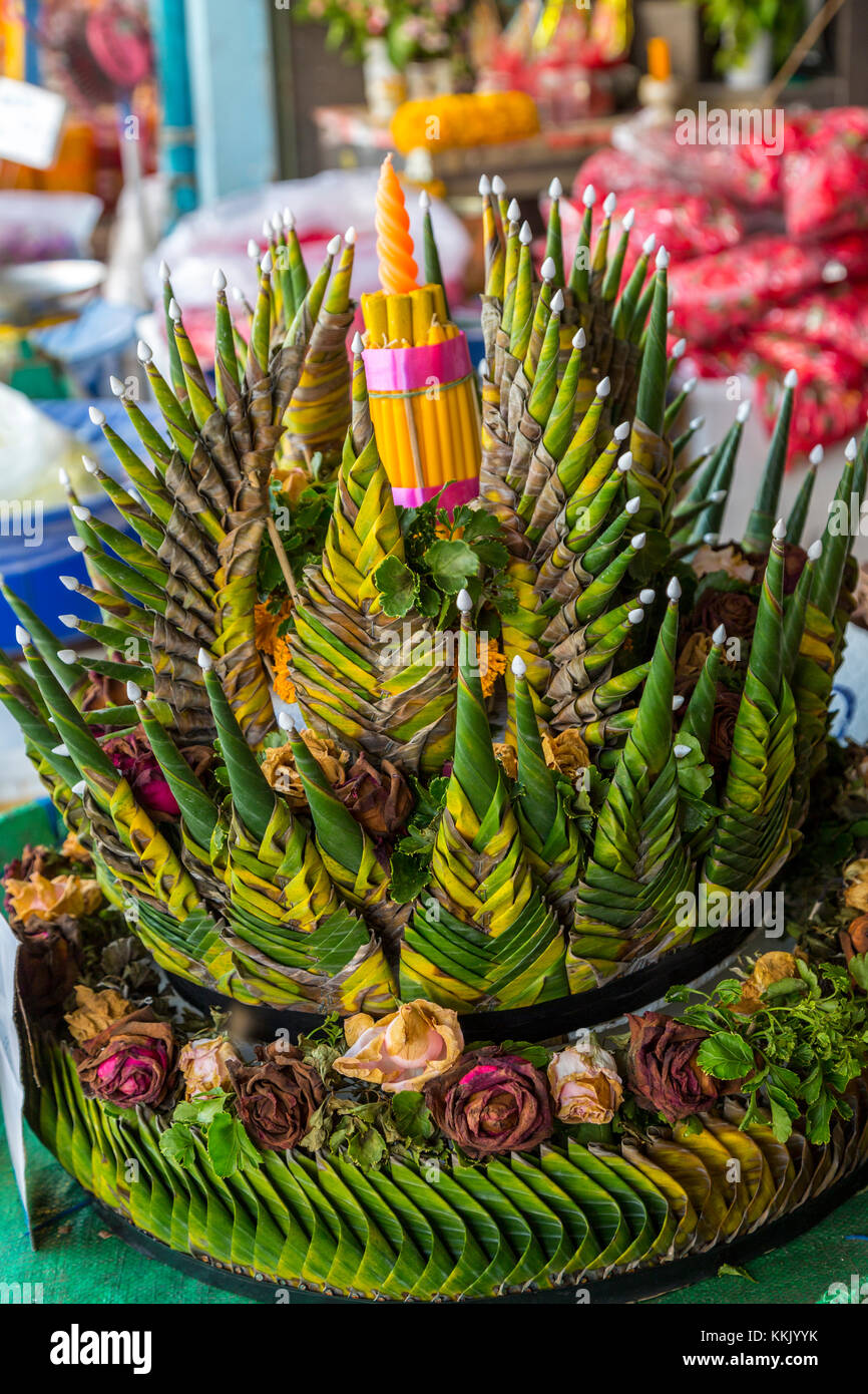 Bangkok, Thailand. Chakphet Straße. Angebot für ein Tempel. Stockfoto