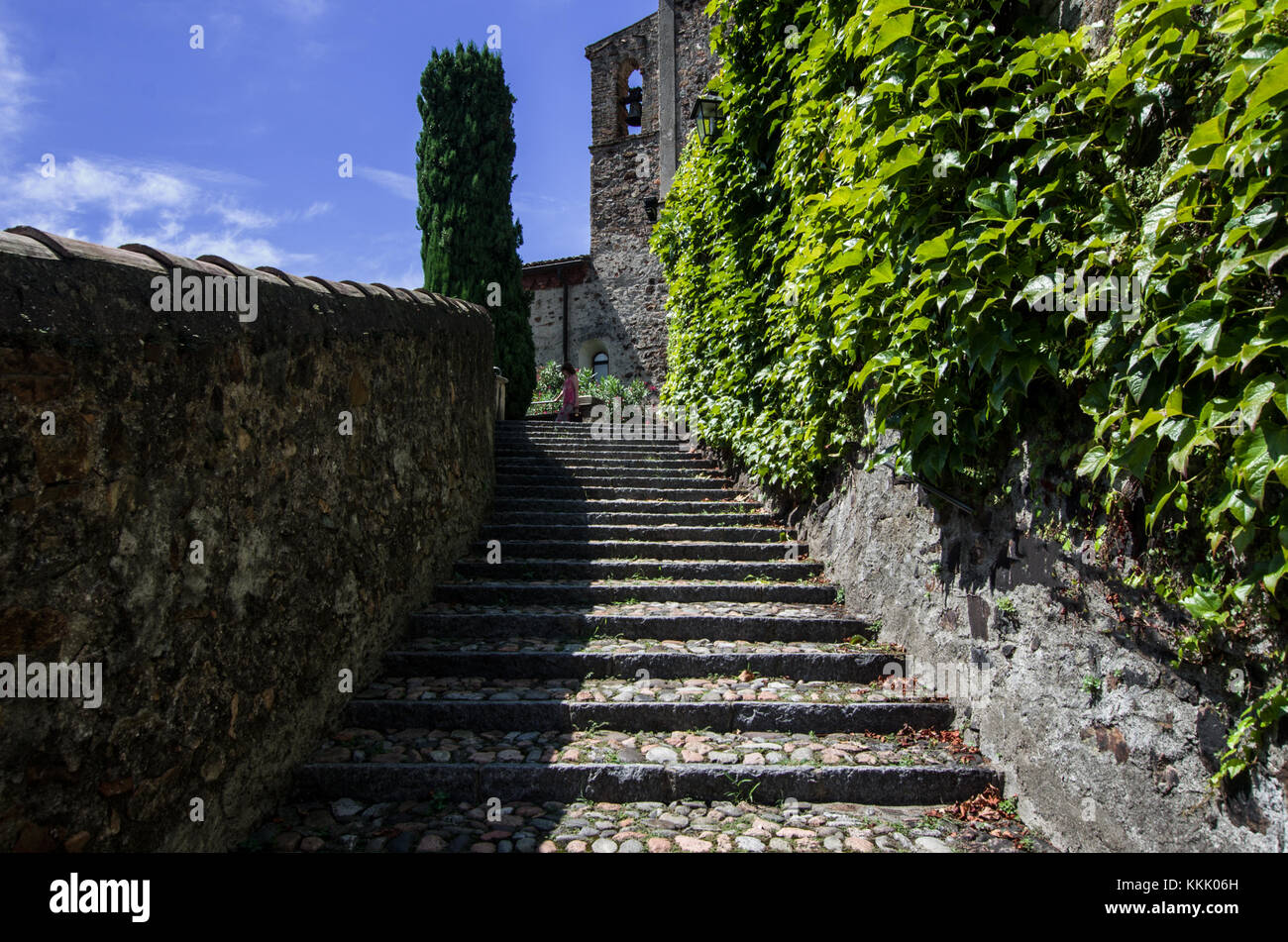 Alte mittelalterliche Treppe führt zu einer romanischen Basilika Stockfoto