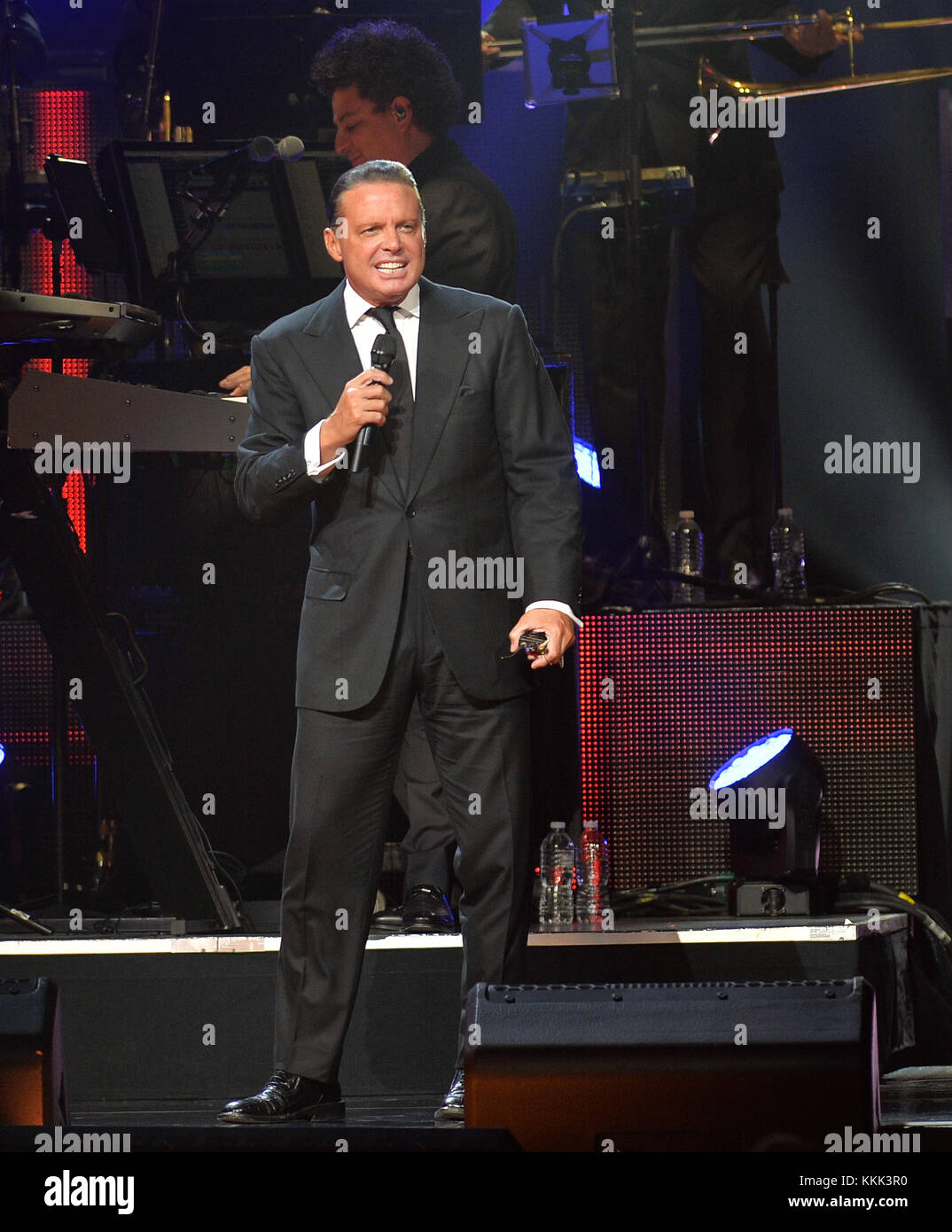 MIAMI, FL - DEZEMBER 10: Sänger Luis Miguel tritt bei einem Konzert in der American Airlines Arena am 10. Dezember 2015 in Miami, Florida auf. Personen: Luis Miguel T Stockfoto