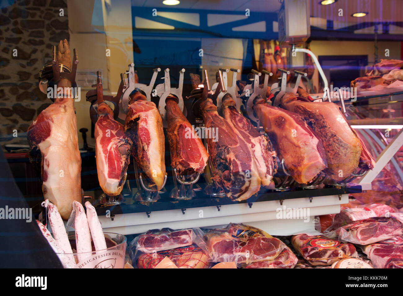 Cambrils, Spanien - Aug 27th, 2017: spanischer Schinken auf einem Markt, Jamon Iberico im Hinblick schwarz Bein Schwein isoliert, traditionelle nationale Spanien Fleisch in Store, Serrano Schinken essen auf Hintergrund Gastronomie, Speck berian auf Küche Stockfoto