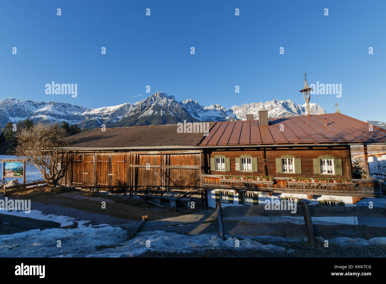 Ellmau, Österreich - 5. März 2017: ein altes Bauernhaus vor Kaiser ein berühmter Ort ("bergdoktorhaus") für die deutsche TV-Serie Stockfoto