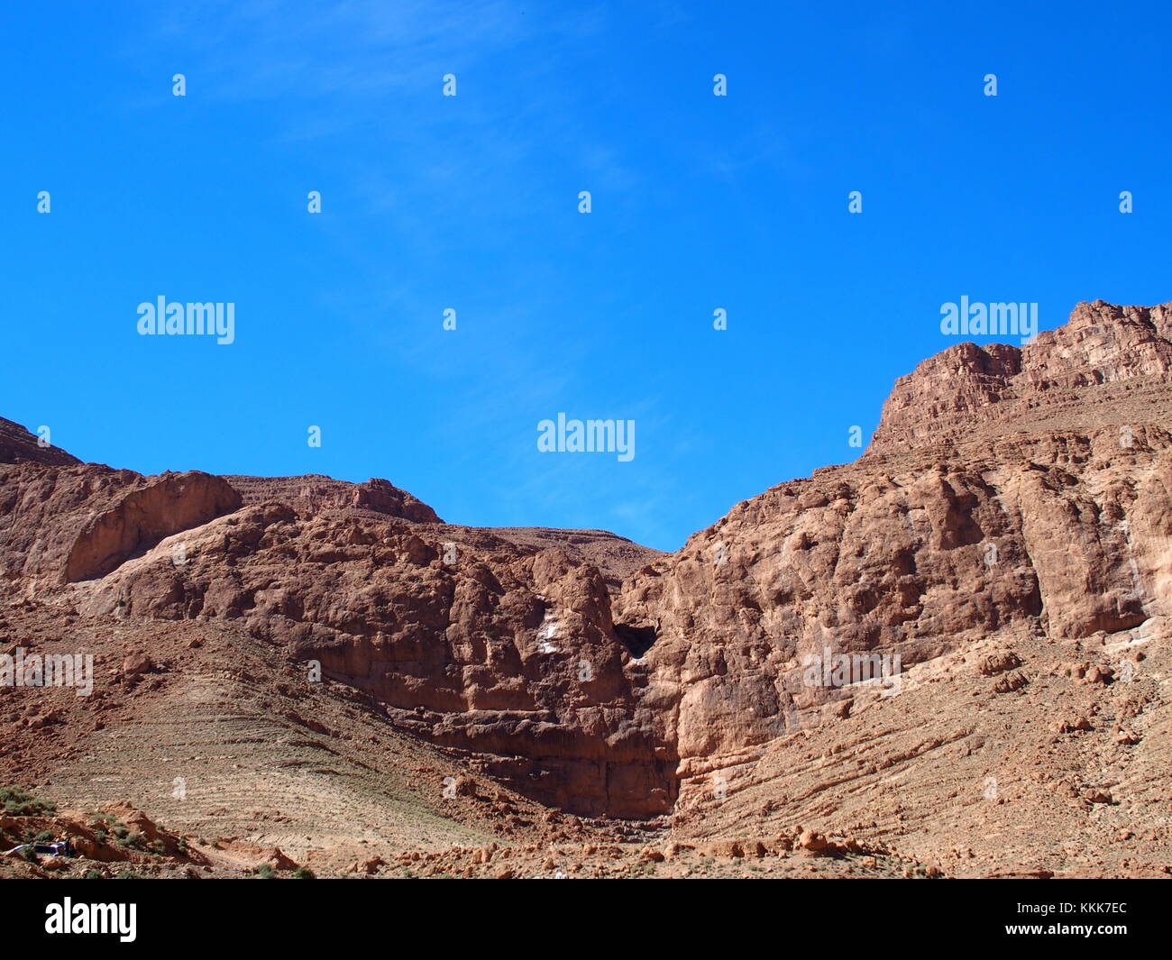 Felsigen Hang der SCHLUCHT TODGHA Canyon Landschaft in Marokko, im östlichen Teil des Hohen Atlas Strecke am Dades Flüsse in der Nähe von Tinghir Stadt, klaren blauen Himmel. Stockfoto