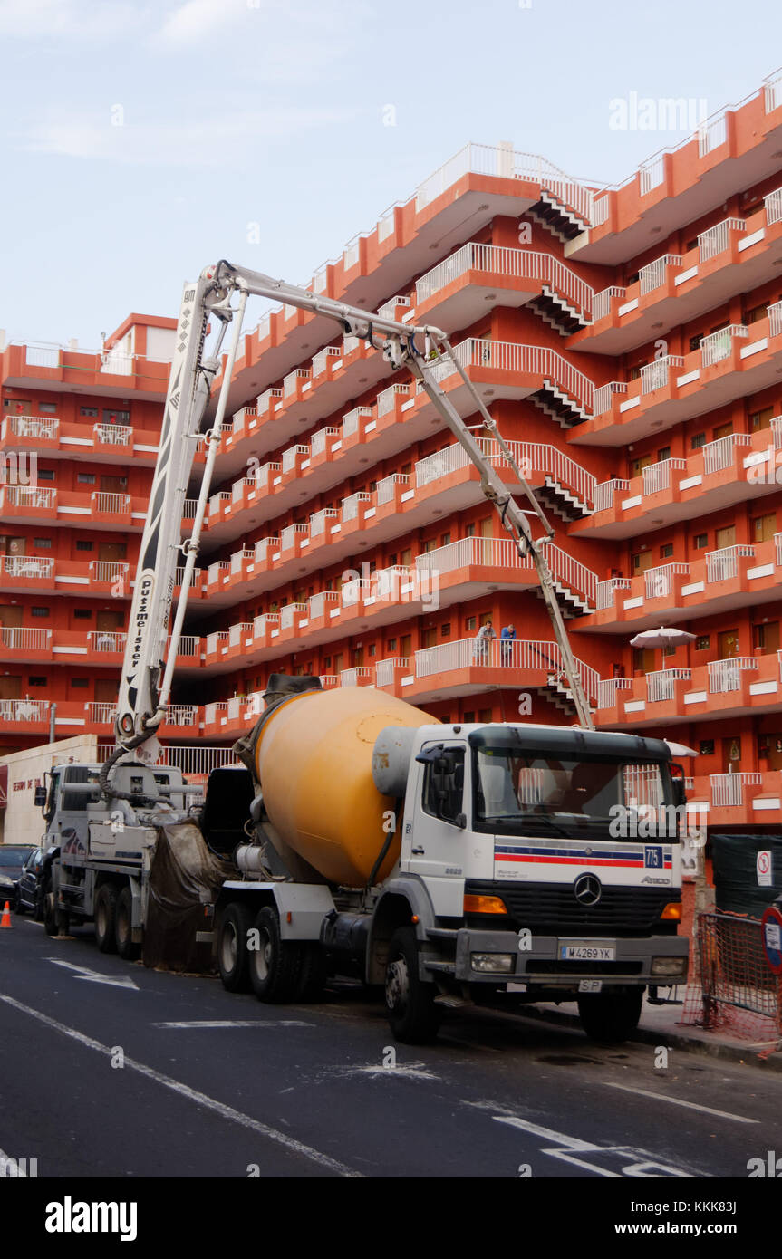 Pumpe Für Beton Und Gips. Station Zur Herstellung Von Betonmischgut Und  Ferntransport. Baumaschinen Und Stockfoto - Bild von gebäude, geschäft:  223514360