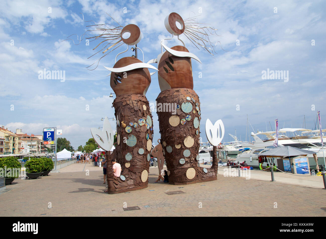 Cambrils, Spanien - Aug 27th, 2017: Blick auf den Bahndamm der Stadt und der modernen Skulptur Der meerjungfrauen am Strand Stockfoto