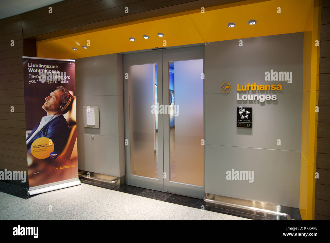 DUBAI, VEREINIGTE ARABISCHE EMIRATES - 14. November 2017: flughafeneinrichtung, Lufthansa Senator Lounge Eingang mit Geschäftsmann Check-in Stockfoto