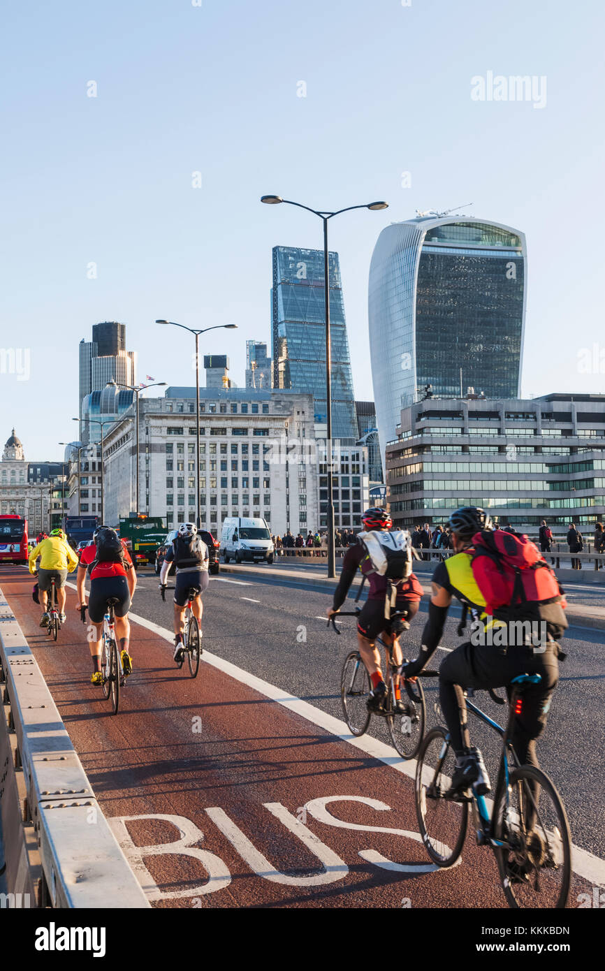 England, London, London Bridge, Radfahrer Pendeln zur Arbeit in der Londoner City Stockfoto