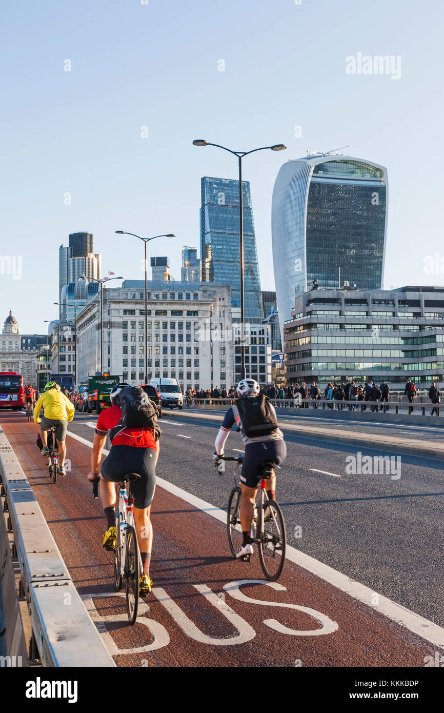 England, London, London Bridge, Radfahrer Pendeln zur Arbeit in der Londoner City Stockfoto