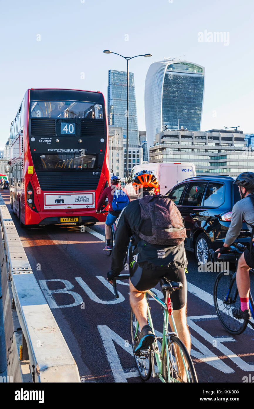 England, London, London Bridge, Radfahrer Pendeln zur Arbeit in der Londoner City Stockfoto