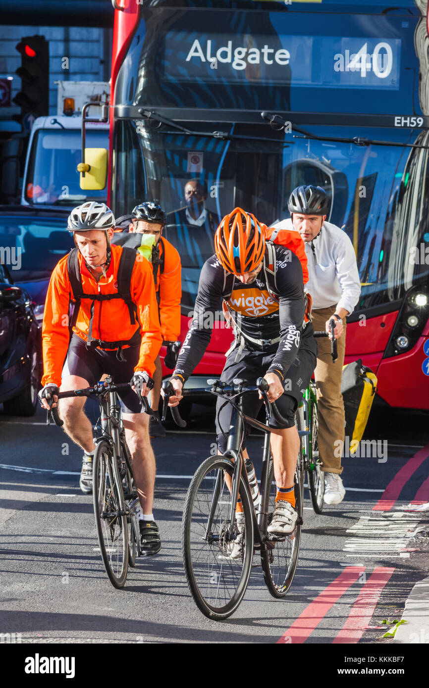 England, London, Radfahrer und Bus Stockfoto