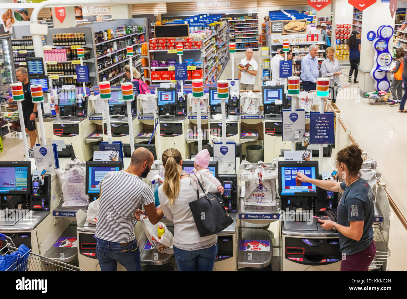 England, London, Tesco Supermarkt zur Kasse Stockfoto