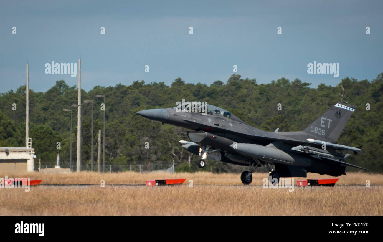 Ein 96 Test Wing F-16D Fighting Falcon hebt ab von der Start- und Landebahn am Eglin Air Force Base, Fla., für einen anderen Test sortie. Der 96 TW durchführen, Entwicklung von Tests mit einer Vielzahl von Flugzeugen aus Hubschrauber und Propellerflugzeuge Flugzeuge Kämpfer. (U.S. Air Force Foto/Samuel King Jr.) Stockfoto