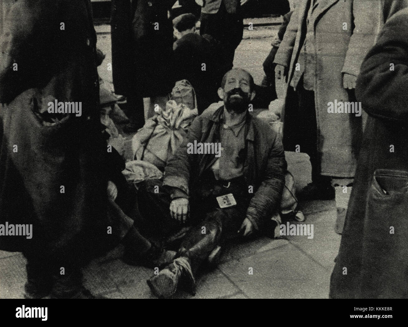 Dieses Bild stellt die polnischen Flüchtlinge während des Warschauer Aufstandes dar, ein bedeutendes Ereignis während des Zweiten Weltkriegs, in dem der polnische Widerstand gegen die Nazi-Besatzung kämpfte. Das Bild spiegelt die menschliche Wirkung des Aufstands wider. Stockfoto